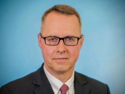 Peter Fisher Mzia Mzia: In Germany we have no right to hit the police officer, of course. Everyone saw this Silas. Is it a question, does he really deserve a 4-7 year imprisonment?