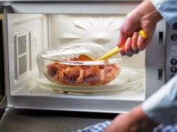 როგორ მოაშოროთ ნადები, თევზის სუნი და გაასუფთავოთ მიკროტალღური ღუმელი