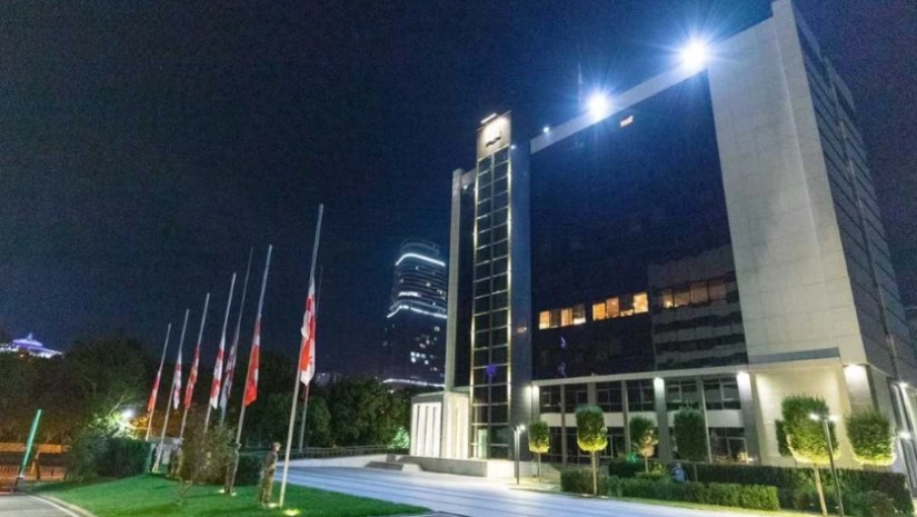 დაშვებული დროშა თავდაცვის სამინისტროს შენობაზე