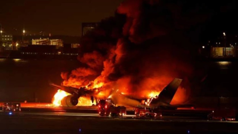 Japan Airlines-ის თვითმფრინავს ტოკიოს აეროპორტში დაშვებისას ცეცხლი გაუჩნდა