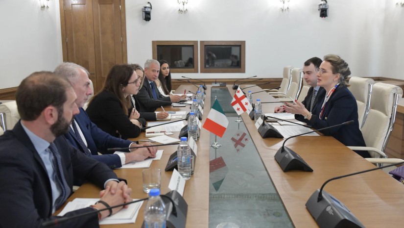 მარიამ ლაშხი და გიორგი ჩაკვეტაძე იტალიის პარლამენტის საგარეო და ევროგაერთიანების საქმეთა კომიტეტის წევრებს შეხვდნენ მარიამ ლაშხი და გიორგი ჩაკვეტაძე იტალიის პარლამენტის საგარეო და ევროგაერთიანების საქმეთა კომიტეტის წევრებს შეხვდნენ