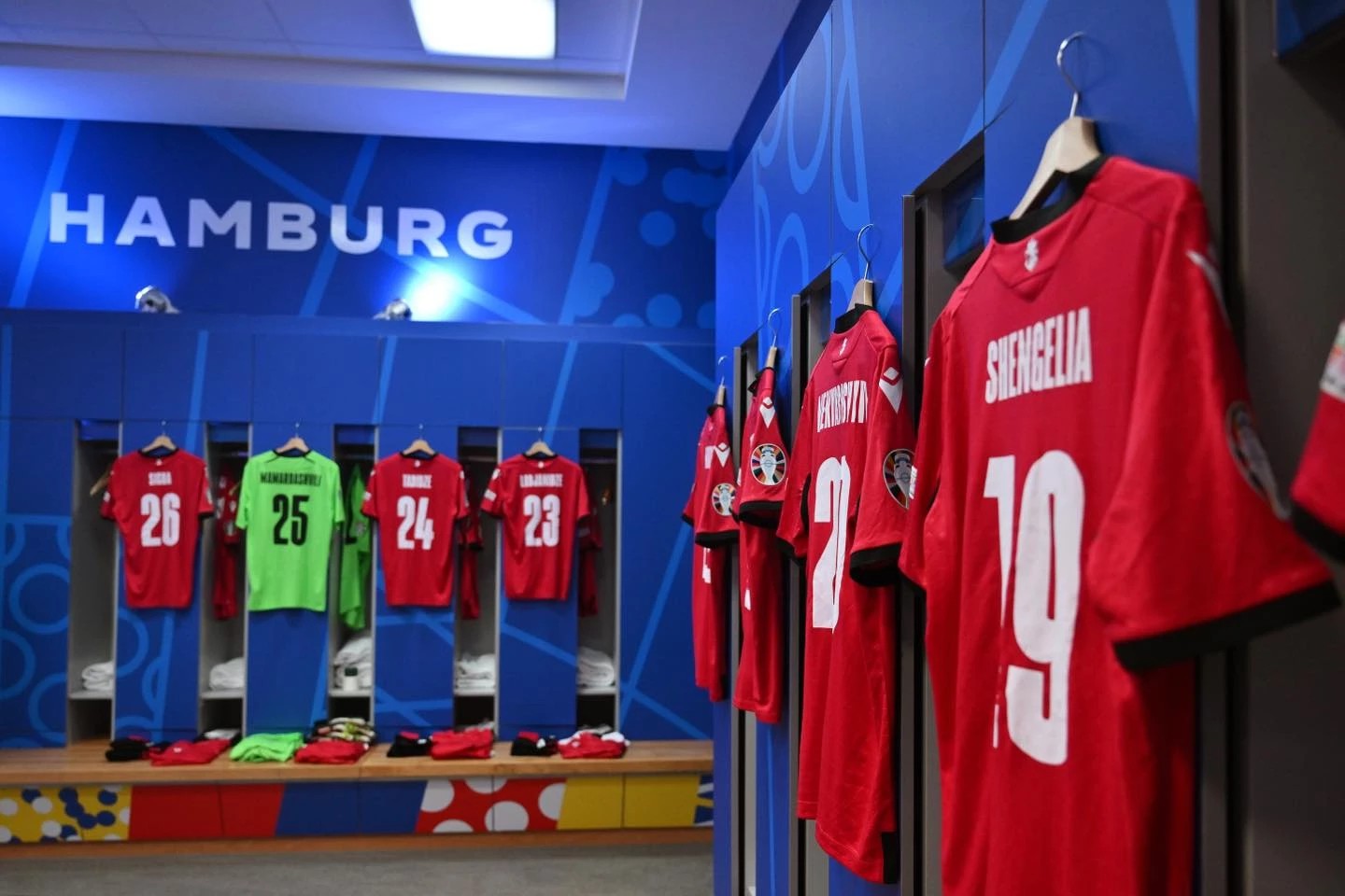 რა ფოტოებს აქვეყნებს ეროვნული ნაკრები გასახდელიდან