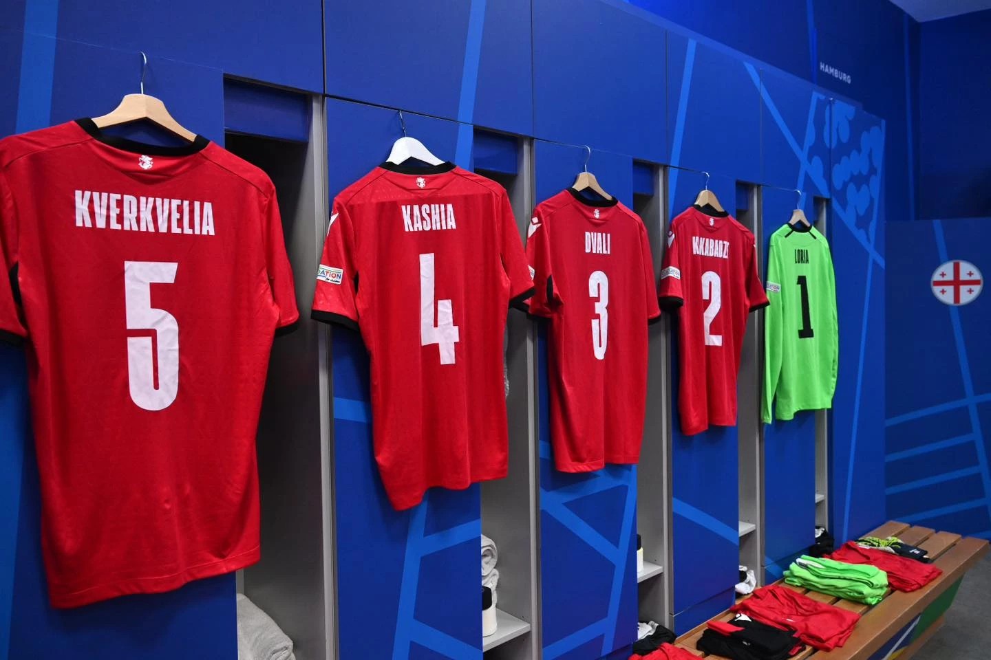 რა ფოტოებს აქვეყნებს ეროვნული ნაკრები გასახდელიდან