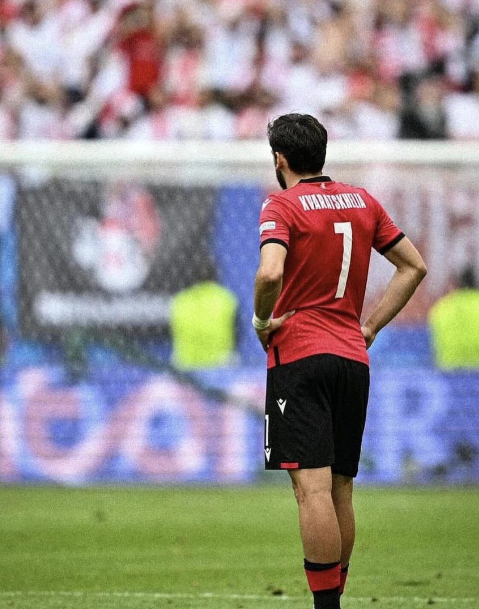 ხვიჩა კვარაცხელიას გზავნილი ჩეხეთთან მატჩის შემდეგ - რა ფოტოებს აქვეყნებს ფეხბურთელი?