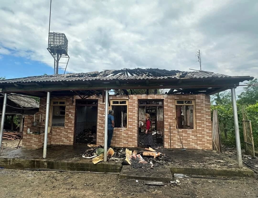 ხანძარი ჩხოროწყუში - ორი საცხოვრებელი სახლი სრულად განადგურებულია