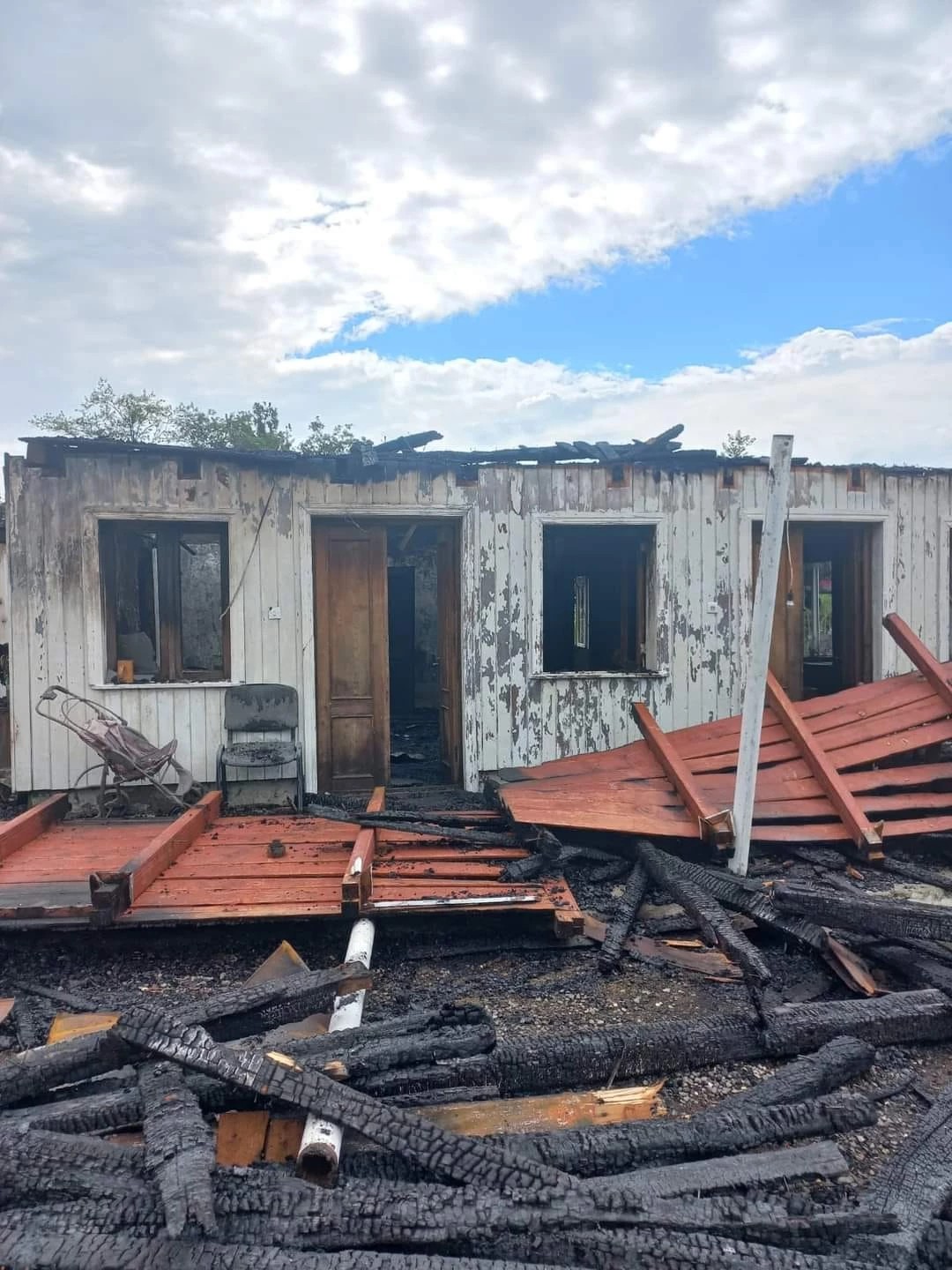 ხანძარი ჩხოროწყუში - ორი საცხოვრებელი სახლი სრულად განადგურებულია