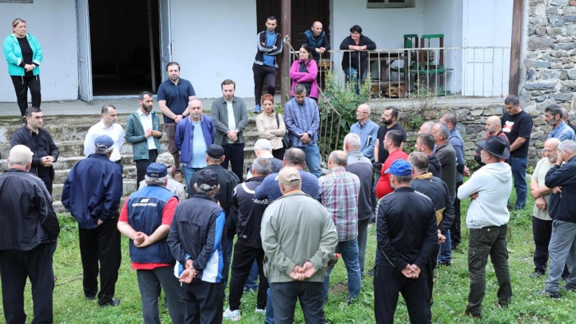 რაჭის ეროვნული პარკის განვითარების საკითხებთან დაკავშირებით, ონის მუნიციპალიტეტის სოფელი გლოლას მოსახლეობასთან, სამუშაო შეხვედრა გაიმართა 