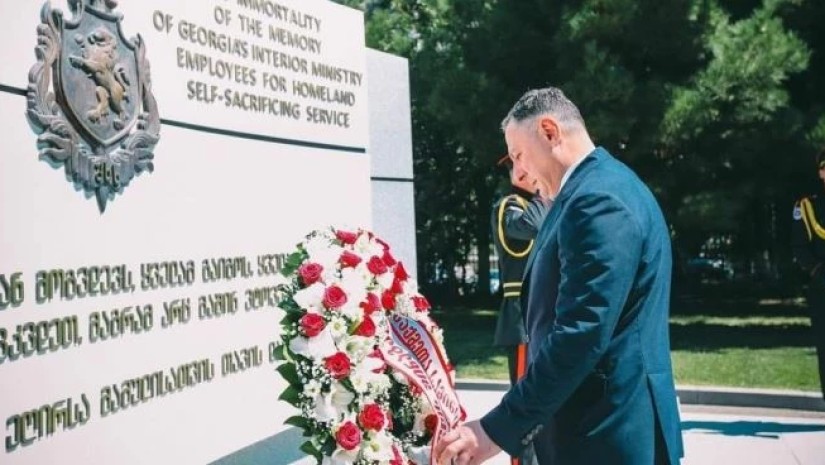 ვახტანგ გომელაურმა რუსეთ-საქართველოს ომის დროს სამშობლოს სამსახურისთვის თავგანწირულ შს სამინისტროს თანამშრომელთა მემორიალი გვირგვინით შეამკო