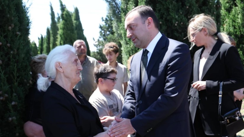 ირაკლი ღარიბაშვილმა მეუღლესთან ერთად მუხათგვერდის ძმათა სასაფლაოზე ომში დაღუპული სამხედროების ოჯახის წევრებს მიუსამძიმრა ირაკლი ღარიბაშვილმა მეუღლესთან ერთად მუხათგვერდის ძმათა სასაფლაოზე ომში დაღუპული სამხედროების ოჯახის წევრებს მიუსამძიმრა
