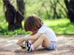 ბავშვი თამაშობს