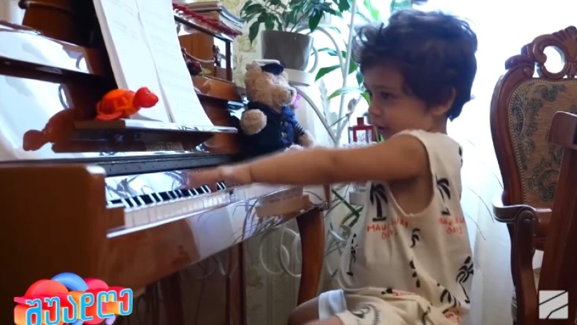 2 წლის პიანისტი