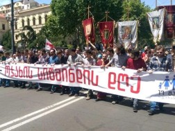 „ოჯახური ღირებულებებისა და არასრულწლოვანის დაცვის შესახებ“ კანონის მიხედვით, 17 მაისი საკანონმდებლო დონეზე ოჯახის სიწმინდისა და მშობლების პატივისცემის დღედ დგინდება