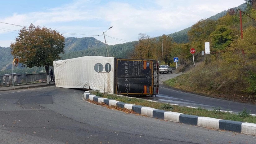 ტრაილერი ამობრუნდა