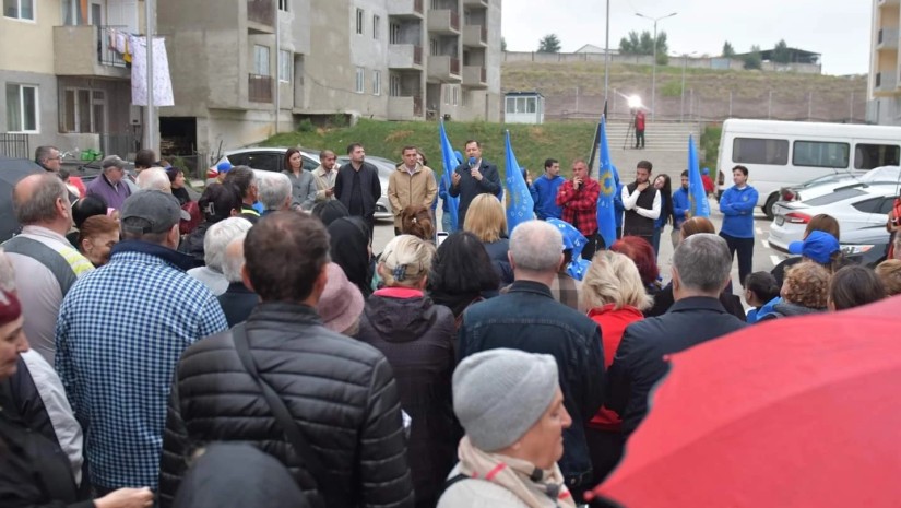 "ქართული ოცნების" სამგორის რაიონის დელეგატი ვარლამ ლიპარტელიანი აფხაზეთიდან დევნილ ოჯახებს  შეხვდა   