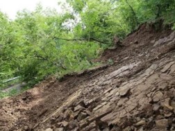 A massif of rock collapsed on the Zhinvali-Barisakho-Shatili highway - what is the announcement made by the Department of Roads