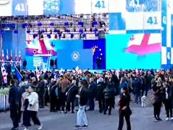 თავისუფლების მოედანზე „ქართული ოცნების“ შემაჯამებელი შეხვედრის ოფიციალური ნაწილის დაწყებამდე კონცერტი მიმდინარეობს