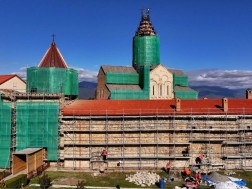 ალავერდის საკათედრო ტაძრის გუმბათზე ჯვარი აღიმართა