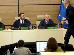 The CEC session started with a confrontation - Davit Kirtadze threw black paint on Giorgi Kalandarishvili