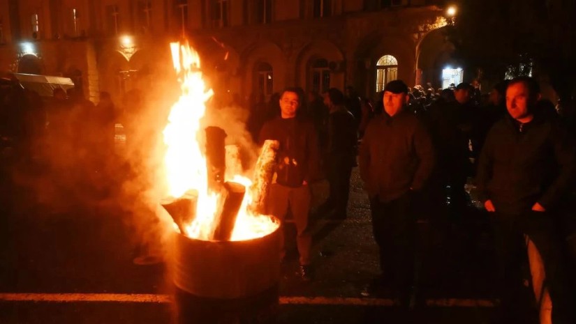 აფხაზეთის ე.წ. პრეზიდენტის საინფორმაციო ცენტრი - სოხუმში ადამიანთა ჯგუფმა ე.წ. სახელმწიფო ტელერადიოკომპანიის შენობის დაკავება სცადა