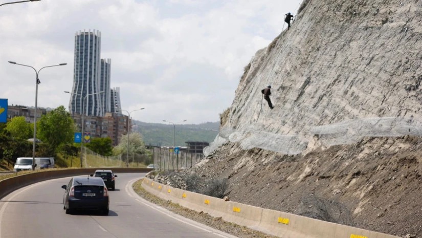 ჭაბუა ამირეჯიბის გზატკეცილზე, კლდოვან ფერდზე მიმდინარე სამუშაოების გამო, ღამის საათებში საავტომობილო მოძრაობა შეიზღუდება 