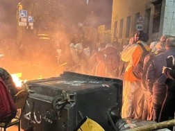 The participants of the rally erected barricades in front of the Parliament and set fire to it