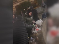 In the footage from the surrounding area of ​​the Opera House during the rally, it is possible to see an alcoholic drink