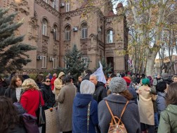 At the Ministry of Education, professors, parents and some people working in the education sector are conducting the action