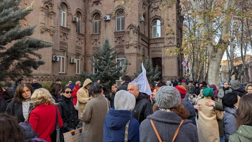 განათლების სამინისტროსთან საპროტესტო აქციის მონაწილეები იკრიბებიან განათლების სამინისტროსთან საპროტესტო აქციის მონაწილეები იკრიბებიან