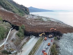 A rock fell on the road connecting the coast of Turkey with Georgia