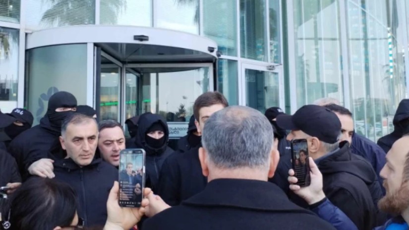 საპროტესტო აქციის მონაწილეები ბათუმის იუსტიციის სახლში შევიდნენ და თანამშრომლებს გაფიცვისკენ მოუწოდეს