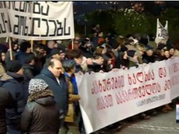 Part of the former and active persons employed in the public sector joined the ongoing protest at the Parliament