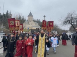 საშობაო „ალილო“ გურჯაანში - შობის მახარობლებმა, მსვლელობა გურჯაანის სამების ტაძრის ეზოდან დაიწყეს