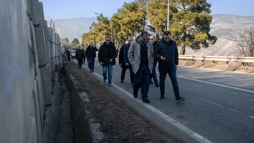 წყნეთის გზატკეცილზე, საავტომობილო გზის გასწვრივ არსებული ფერდის გამაგრება მიმდინარეობს