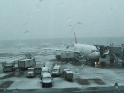 Istanbul Airport is working with delay - due to heavy snowfall, airplanes are unable to fly