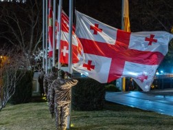 თავდაცვის უწყების შენობებსა და სამხედრო ქვედანაყოფებში სახელმწიფო დროშები დაეშვა