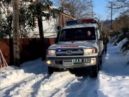 Military medics provide appropriate assistance to citizens with ambulance doctors