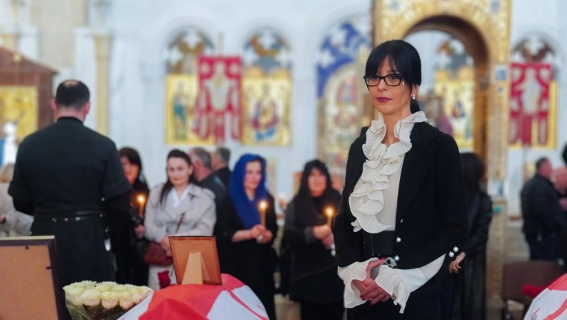 თეა ახვლედიანი ოკუპირებული აფხაზეთიდან გადმოსვენებული, 1990-იანი წლების შეიარაღებული მოქმედებების დროს დაკარგულ პირთა პანაშვიდს დაესწრო