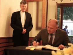 Levan Mgaloblishvili made a record in the book of condolences opened in Roman Pope Francis's death