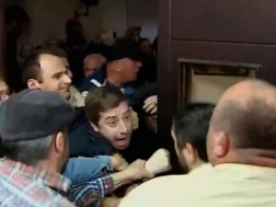 ჩხუბი და ყვირილი სასამართლოში
