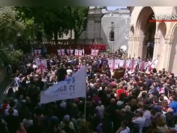 საქართველოს დროშებით მოფენილი ქვეყნის ყველა დიდი ქალაქი - ოჯახის სიმტკიცისა და სიწმინდის დღის აღსანიშნავად, რეგიონებში საზეიმო მსვლელობები გაიმართა