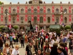 At Freedom Square, where military equipment is exhibited, people are crowded - citizens get acquainted with weapons