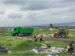 The existing area of ​​the road in the small Lilo settlement is cleared of construction waste