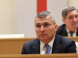 მამუკა მდინარაძე ნიკა მელიას მიერ მოსამართლისთვის წყლის შესხმაზე: თავისით კი არ შვრებიან ამას?! ეს არის ტრენინგებზე ნასწავლი ილეთები, იმისათვის, რომ დისკრედიტაცია მოახდინონ სხვადასხვა ინსტიტუტების