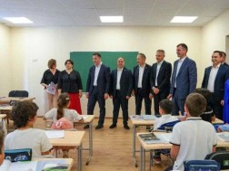გივი მიქანაძემ კახეთში ახლად რეაბილიტირებული ორი საჯარო სკოლა დაათვალიერა