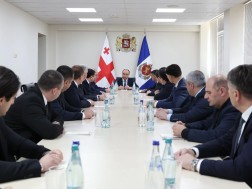გეკა გელაძემ და მინისტრის პირველმა მოადგილემ, როლანდ მესხმა, თბილისის პოლიციის დეპარტამენტში სამუშაო შეხვედრა გამართეს
