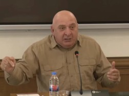 ანწუხელიძის ქვეყანაში ლაზარეს გმირი როგორ უნდა დაუძახო?! ამით სიტყვა გმირს აყენებენ შეურაცხყოფას, როგორ შეიძლება მამის დამჭრელ, მუდმივად „კაიფში“ მყოფ, თვალებშეღებილ კაცს გმირი უწოდო - მალხაზ თოფურია