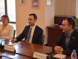 პარლამენტის წევრები უნგრეთის მმართველი პარტიის ახალგაზრდული ორგანიზაციის წევრებს შეხვდნენ