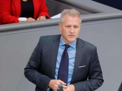 European Parliament Peter Bistron: precisely because there are many questions, a historic debate has been made to Ursula von der Laien. He did not apologize, still opposed to show us what he was writing