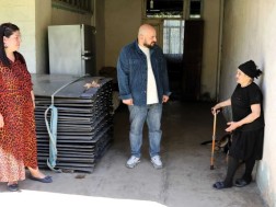 Ozurgeti Mayor Avtandil Talakvadze, along with his deputy, Natia Goladze, visited socially disadvantaged families in the municipality