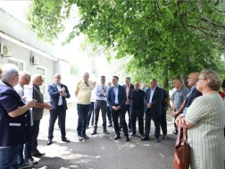 David Songulashvili met with beekeepers at the base of Mukhuri